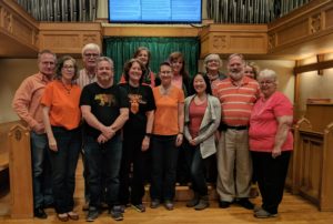 Les membres due personnel se sont rassemblés dans le sanctuaire de la Forest Hill United Church pour souligner la Journée du chandail orange.