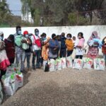 Des paniers alimentaires sont distribués à Agadir, au Maroc.