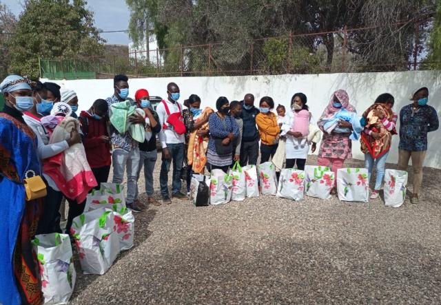 Des paniers alimentaires sont distribués à Agadir, au Maroc.