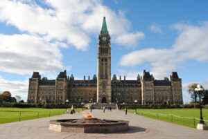 La flamme du centenaire sur la colline du Parlement à Ottawa.