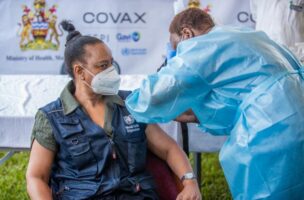 Une représentante du WHO Malawi reçoit le vaccin contre la COVID-19 au Mzuzu Central Hospital.